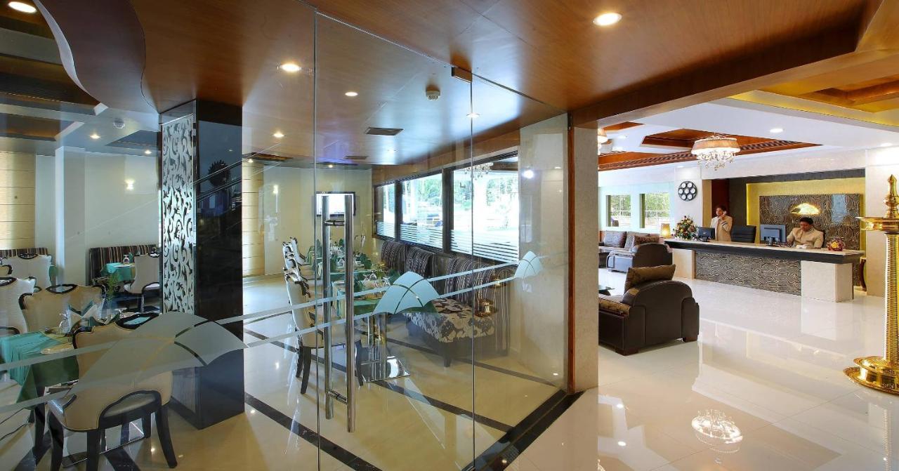 Hotel Port Palace Ковалам Екстериор снимка